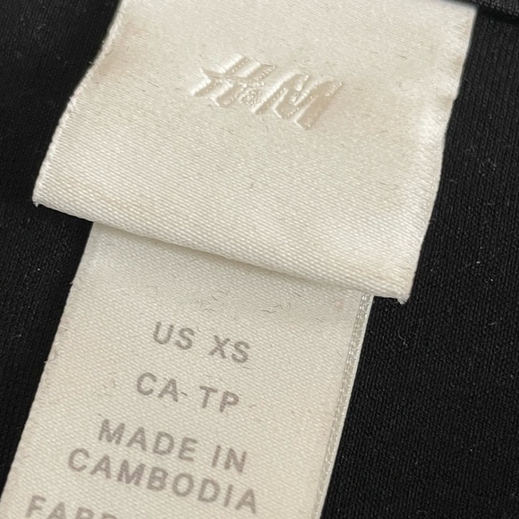 ⚪️ dark navy blue polka dots top // H&M size: XS // EXCELLENT condition - Picture 3 of 4